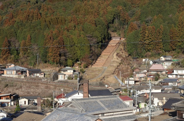 山の斜面を利用した昔の窯跡(再現)