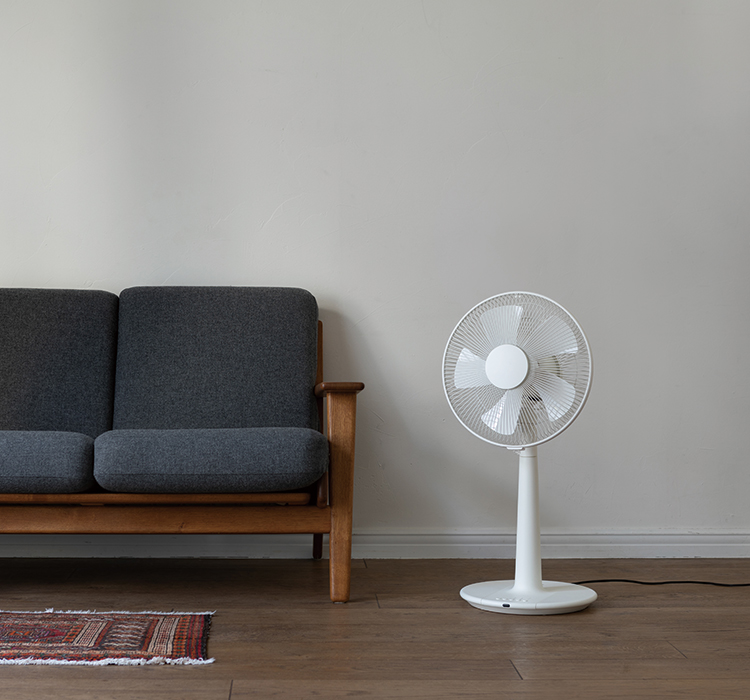 送料無料!! ±0 プラスマイナスゼロ Stand Fan リビングファン 扇風機 ホワイト XQS-V110 リモコン／箱／説明書付き セール扇風機(せんぷうき)⁄サーキュレーター⁄節電対策 ±0（プラス