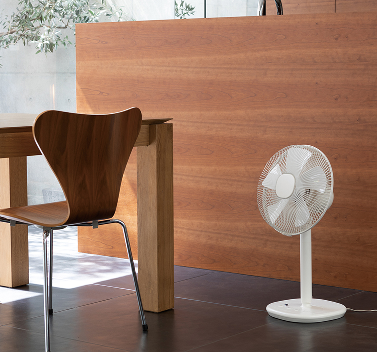 送料無料!! ±0 プラスマイナスゼロ Stand Fan リビングファン 扇風機 ホワイト XQS-V110 リモコン／箱／説明書付き セール扇風機(せんぷうき)⁄サーキュレーター⁄節電対策 ±0（プラス