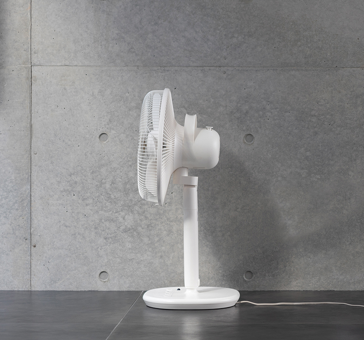 送料無料!! ±0 プラスマイナスゼロ Stand Fan リビングファン 扇風機 ホワイト XQS-V110 リモコン／箱／説明書付き セール扇風機(せんぷうき)⁄サーキュレーター⁄節電対策 ±0（プラス