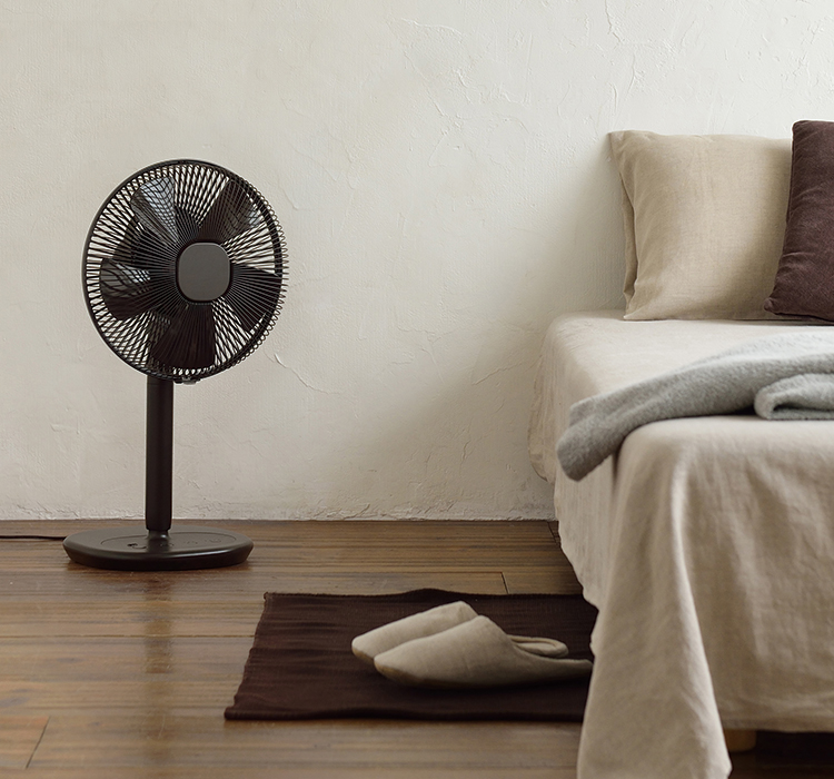 送料無料!! ±0 プラスマイナスゼロ Stand Fan リビングファン 扇風機 ホワイト XQS-V110 リモコン／箱／説明書付き セール扇風機(せんぷうき)⁄サーキュレーター⁄節電対策 ±0（プラス